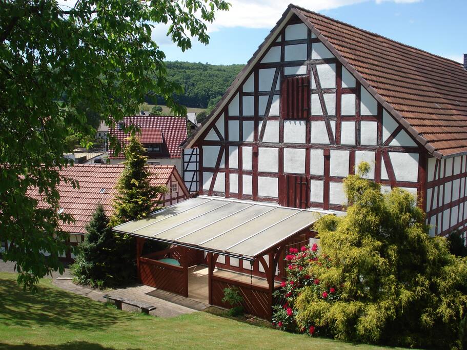 Die überdachte und beleuchtete Terrasse im großen Garten