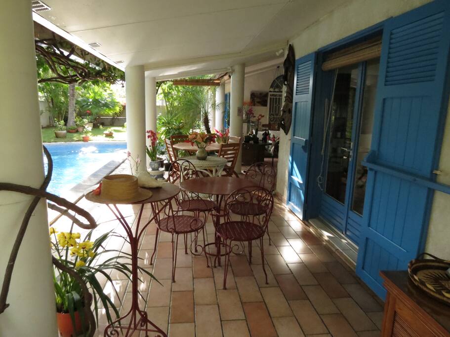 Petit déjeuner au bord de la piscine