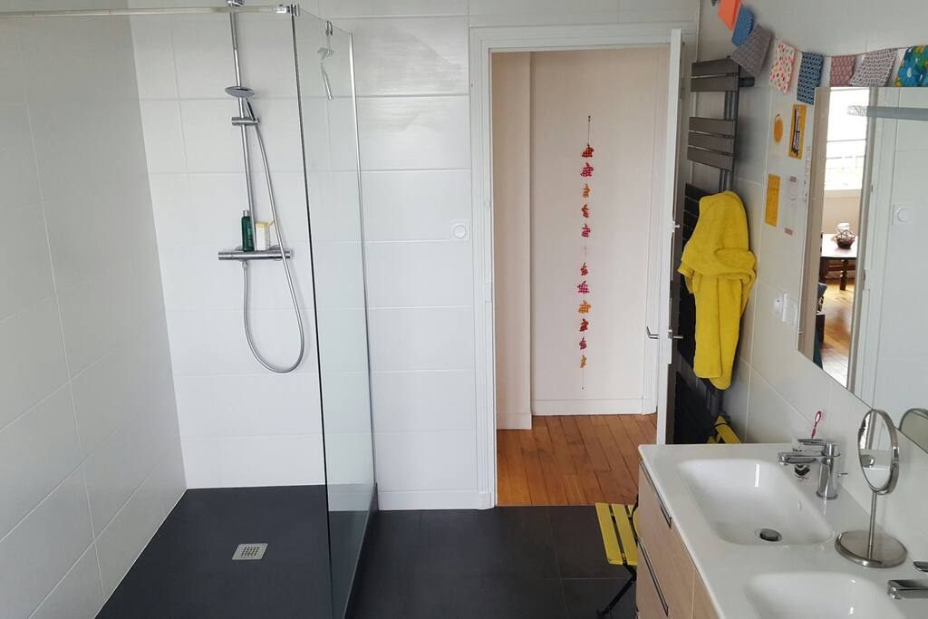 Salle de bains avec douche et baignoire