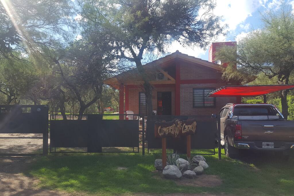 Fachada de ingreso y cochera