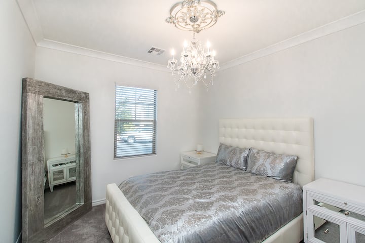 allkorruse magamistuba voodiga + tohutu peegel 