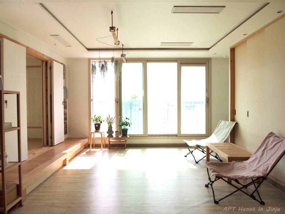 we provide guests private livingroom while they stay at home. 손님이 집에 머무는 동안은 거실을 전용으로 쓰실 수 있는 구조로 되어 있습니다.