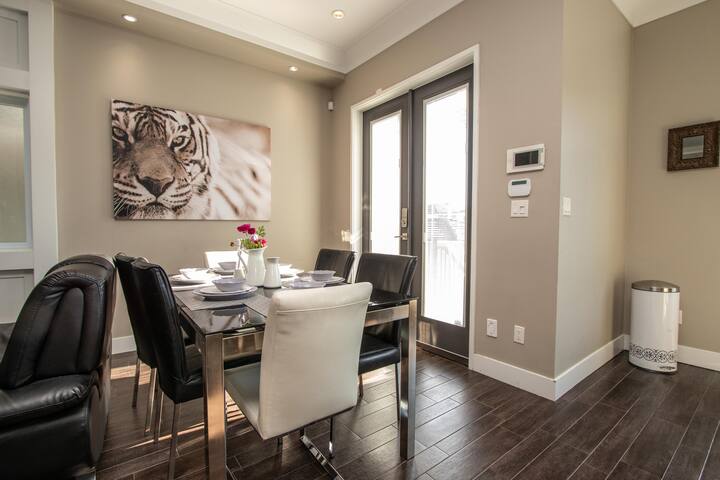 Family-Friendly Home: 9 Beds, Heart of Vancouver gallery image 4