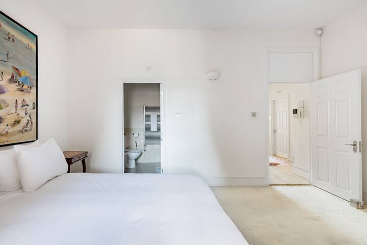 Walk to the Natural History Museum from a Bright Apartment gallery image 5