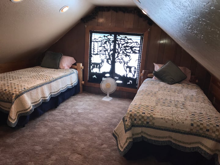 阁楼卧室# 4 （双人床）