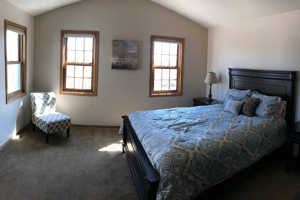 Spacious Master Bed/Bath