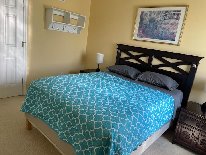 ห้องนอนที่ 2 มีเตียงควีนไซส์อยู่ชั้น