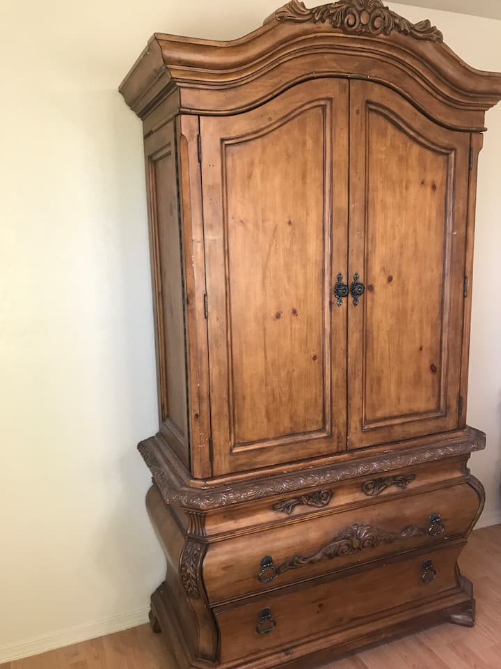 Главна комода во собата за спиење.