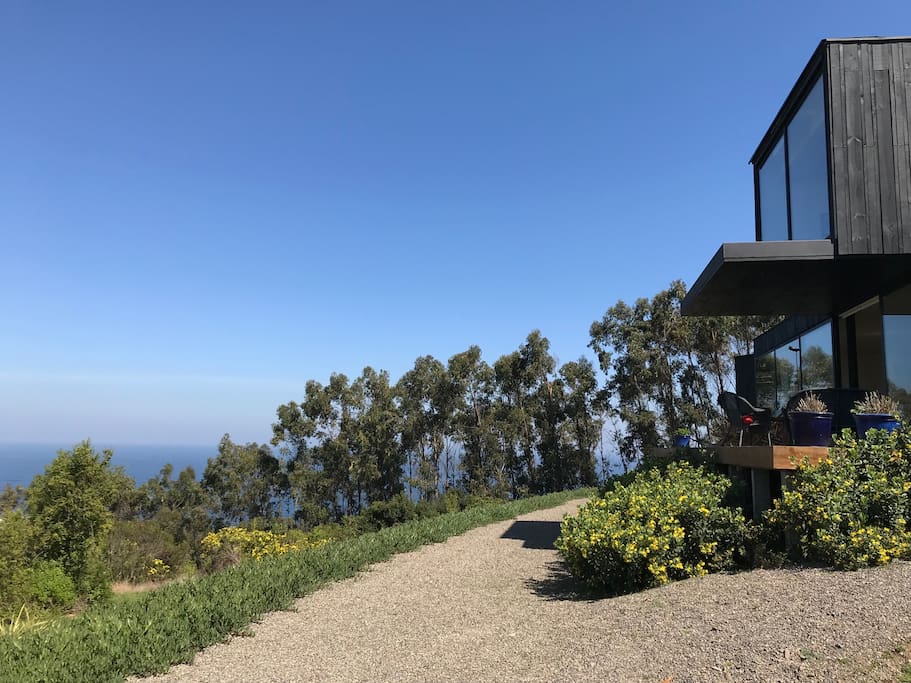 Fachada de la casa con vista al mar en 270º