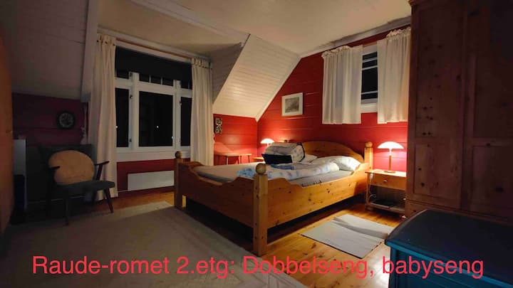 Camera con caminetto. 
Accesso al blu e alla stanza delle carote. 
A est