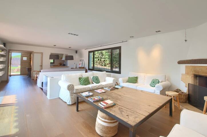 Begur! Superb villa, pool, garden 8/10 people. gallery image 3