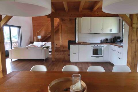 Welcoming chalet with views of Lake Narlay.