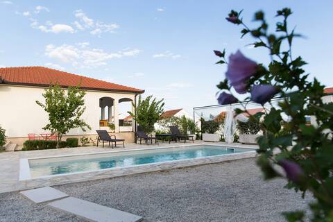Luxury Villa Sunny Garden with private heated pool