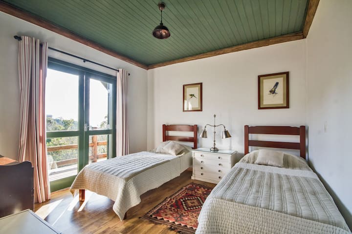 Quarto com 2 camas de solteiro e uma beliche