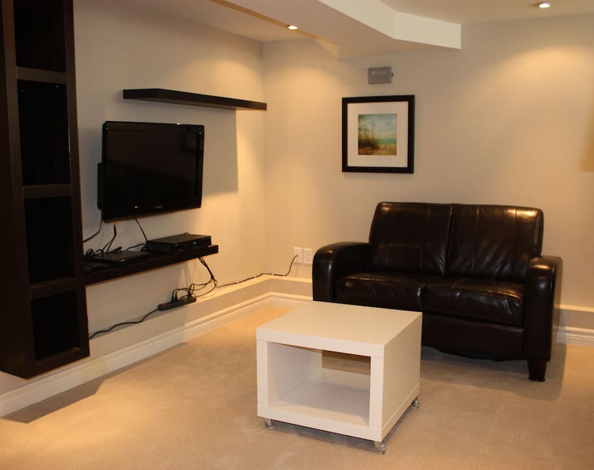 Cable TV, Wi-Fi internet and a DVD player are included.