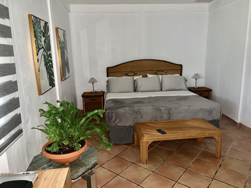 Spálňa č.3.  Táto veľká izba má 2 MANŽELSKÉ postele, plne vybavenú kúpeľňu a šatník.