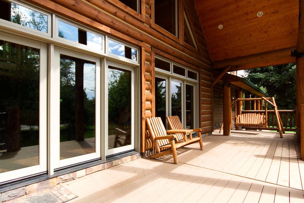 Front deck (covered)