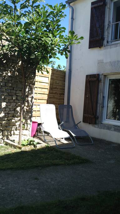 jardin intime clos de murs en pierres