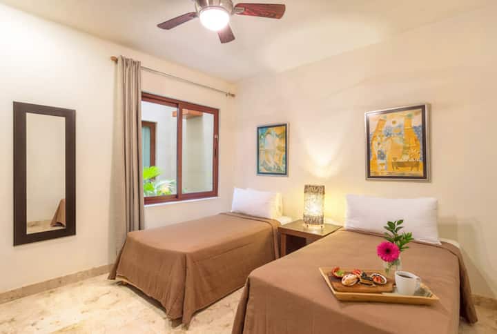 Segundo dormitorio con camas individuales y TV por cable