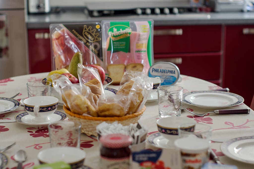 utti i prodotti necessari per la colazione saranno provveduti gratuitamente dalla direzione e gestiti da ogni ospite in completa autonomia.