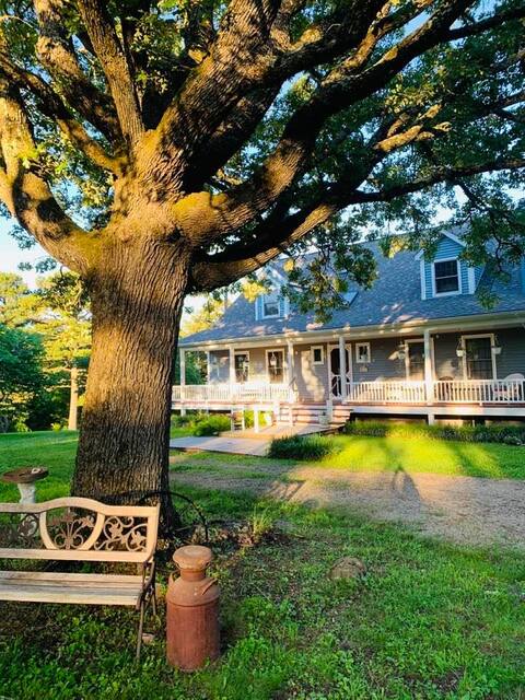 Newly Remodeled Home Sleeps 14; 3 miles to Montauk