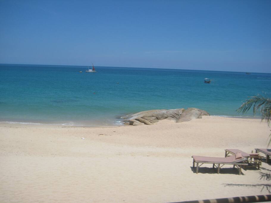 autre vue de la plage
avec rochers érodés et sable fin