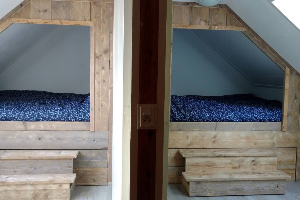 In een boerderij horen natuurlijk bedstedes. 2 slaapkamers zijn ingericht met vaste kast en 2-persoonsbedstede