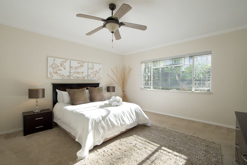 Main bedroom with a Queen Size bed and super comfortable linen