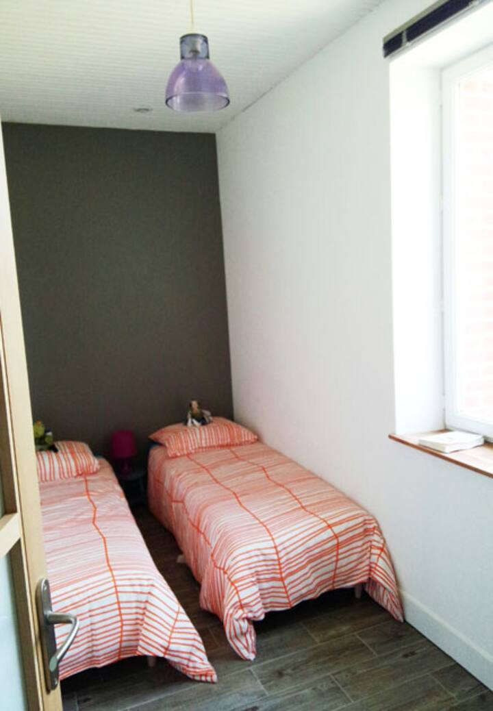 ห้องนอนพร้อมเตียง 2 หลัง