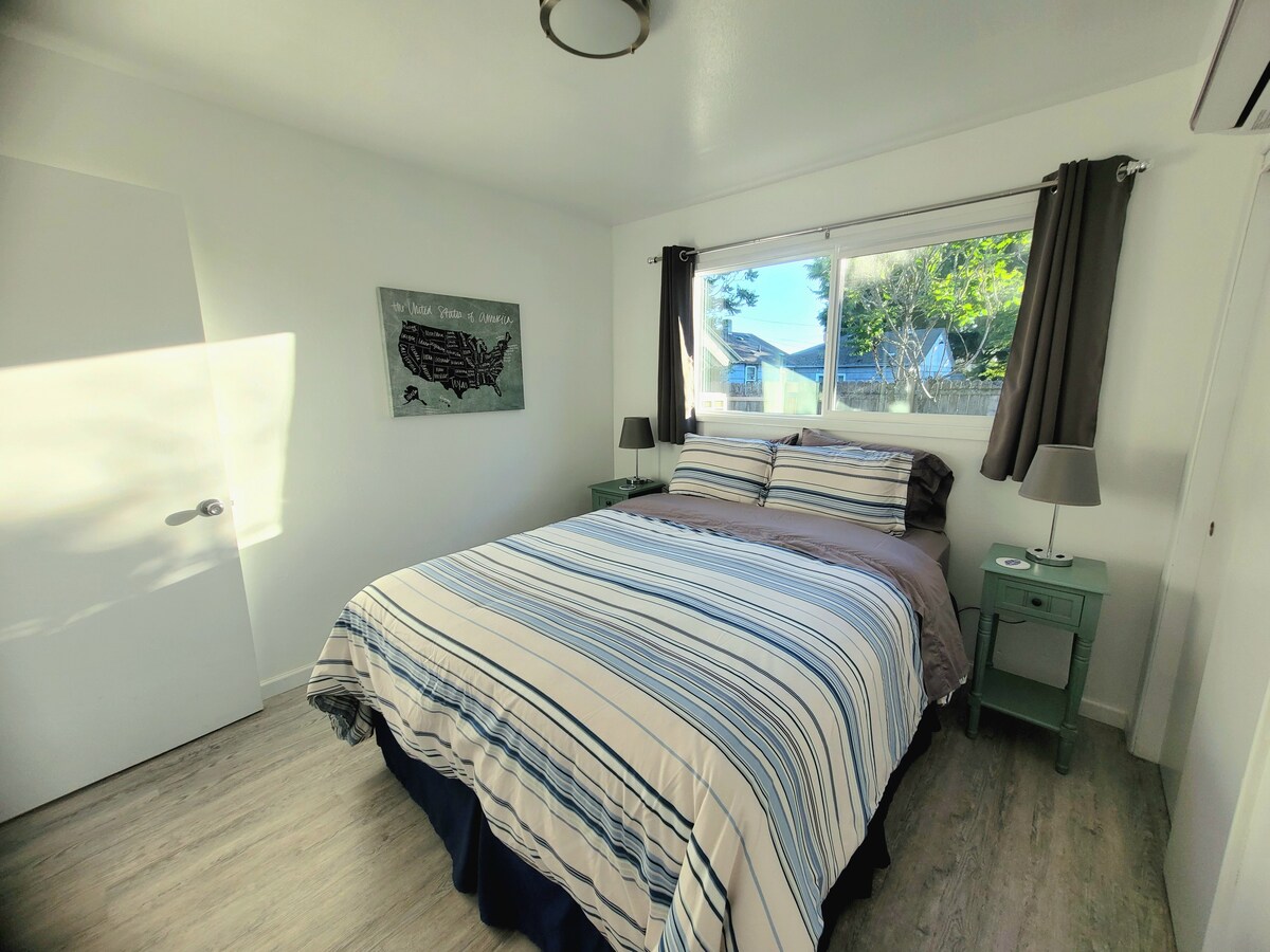 Cada dormitorio tiene una cama tamaño queen, lámparas de mesita de noche con tomas de corriente incorporadas para cargar fácilmente los dispositivos, ¡y su propia unidad de calefacción/refrigeración para temperaturas de sueño personalizadas!