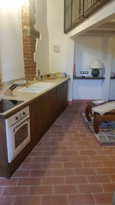 Cucina comprensiva di lavastoviglie, frigorifero e forno - well- equipped kitchen with dishwasher, fridge and oven.