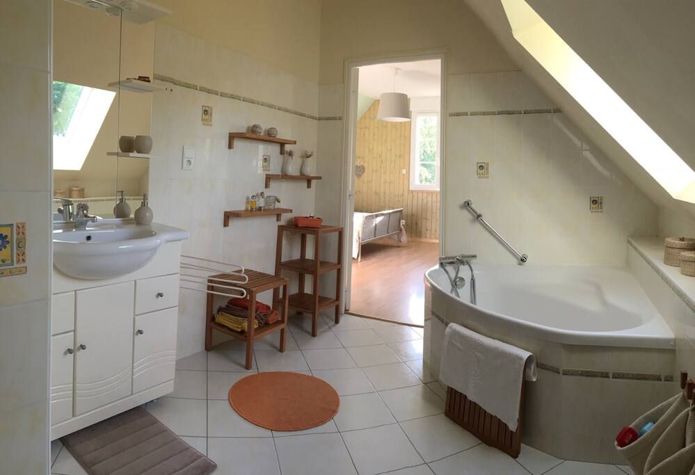Salle de bain, avec accès direct à la chambre