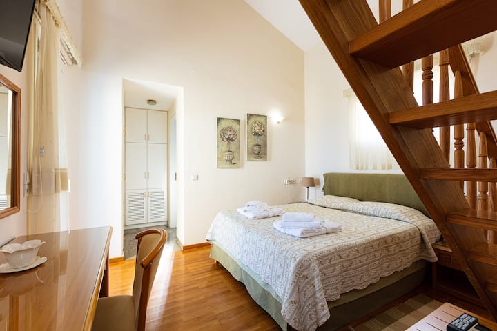 Спална соба на 1 кат со плакар, 32-инчен HDTV, клима уред итн.