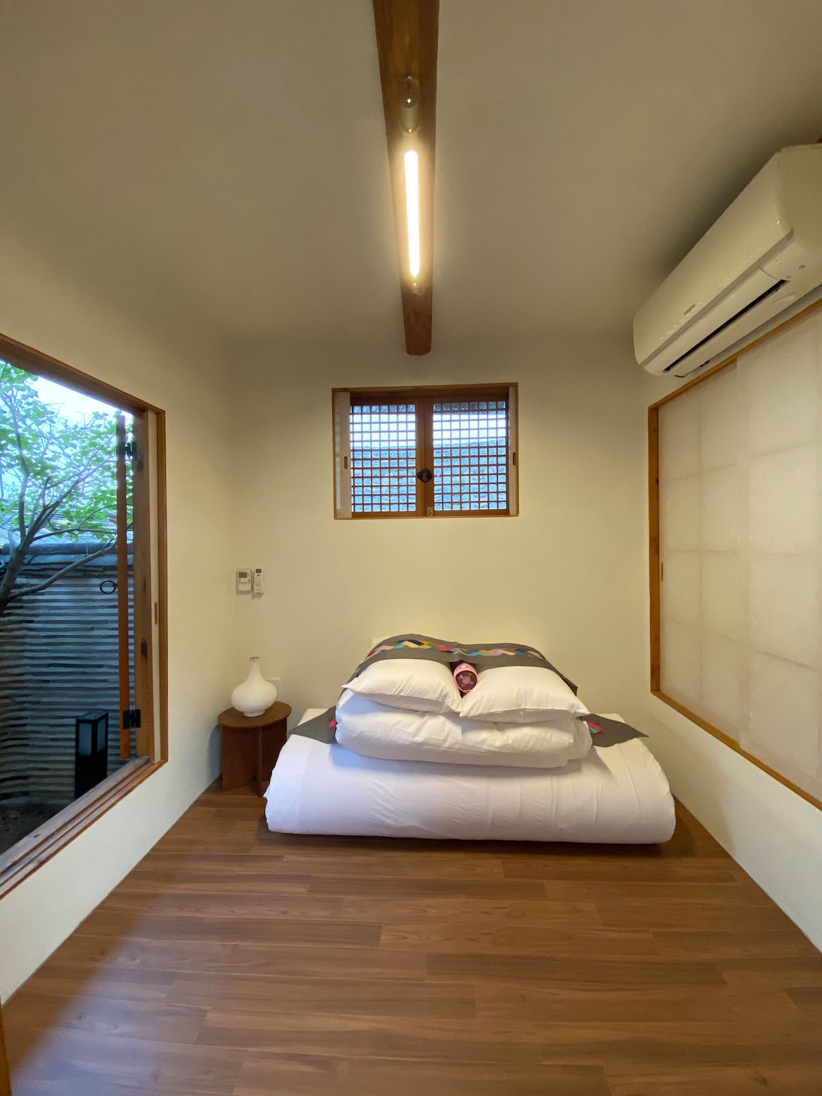 Spálňa č.3 s vlastnou mini záhradou a kúpeľňou. Rovnaká súprava posteľnej bielizne bude umiestnená v spálni č.2 alebo na hornom poschodí v spálni č.1, ak sa vyžaduje posteľná bielizeň navyše. 