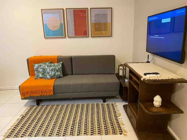 סלון עם ספה נפתחת , מקום ל -2 אנשים, חלל ממוזג.