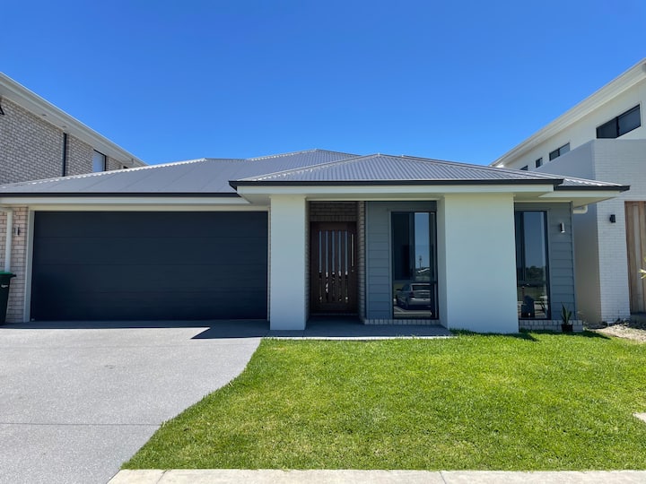 Charming Family Home With Pool & Park Views - Golden Beach