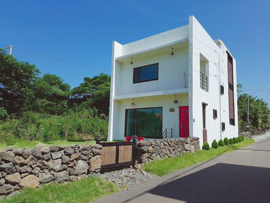 제주의 상징인 낮은 돌담