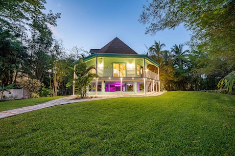 Unique Octagon Oasis!  Near Hardrock/Beaches!