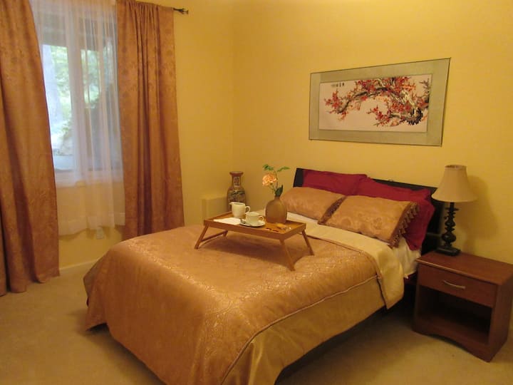 第二间卧室配备标准双人床