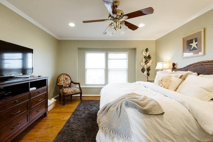 Mermaid Beach House, Walk to Beach / Aquarium! gallery image 4