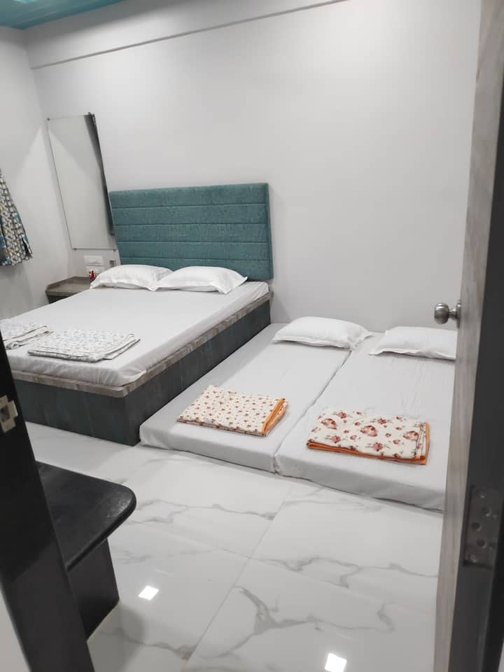 חדר שינה 1  עם מזרן 2 על הרצפה