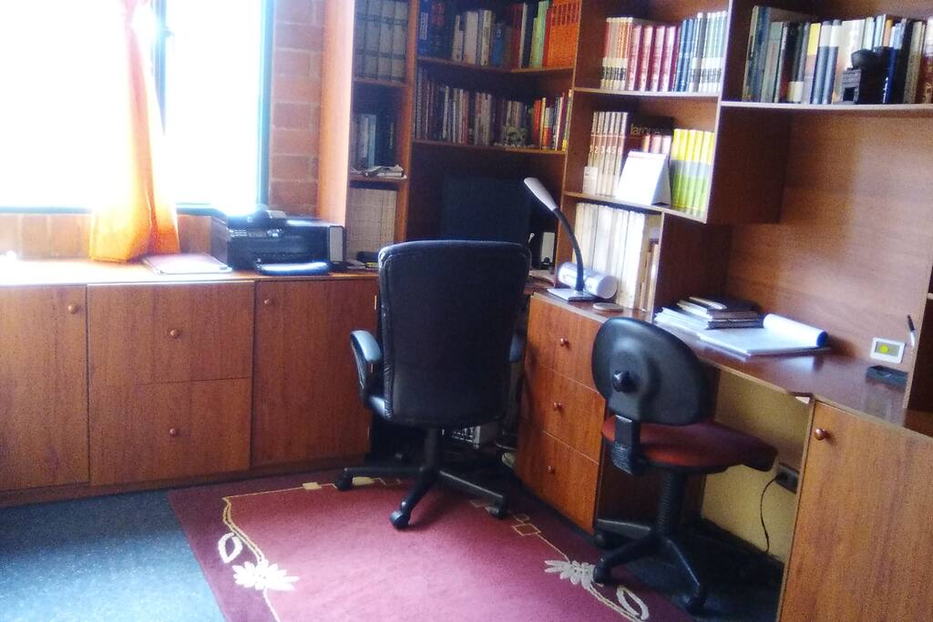 Interesante área de lectura y trabajo, variedad de libros y servicio wifi.