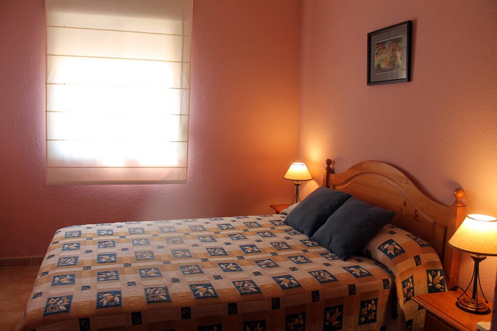 Dormitorio principal con vistas a jardines