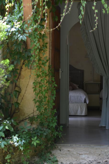 L'entrée de la chambre