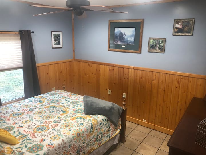 חדר שינה ראשי, מיטת קווין סייז. תריסים להחשכת החדר. שידה עם מראה.