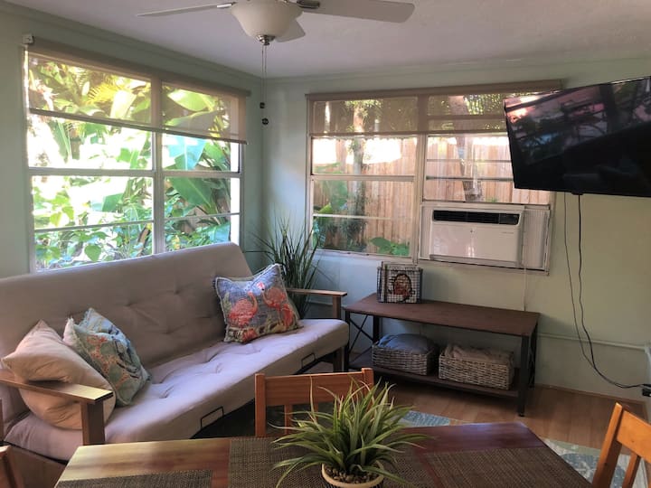 Chumba cha jua cha bonasi na futoni ya ukubwa kamili na shabiki wa dari. Chumba cha jua kina mlango ambao unaufunga kutoka maeneo ya pamoja na vivuli vya urefu kamili hutoa faragha kwa matumizi kama chumba cha kulala cha tatu cha starehe. Swivel 43" TV (na Amazon Fire TV) kuangalia kutoka eneo la bwawa.