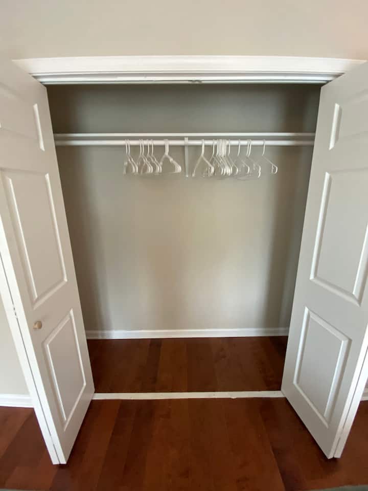 ตู้เสื้อผ้าในห้องนอนใหญ่