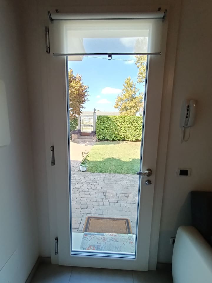 車道とアパートへのアクセスドア