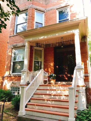 Wrigleyville Flat – Bright spacious 3BR/1BATH gallery image 3