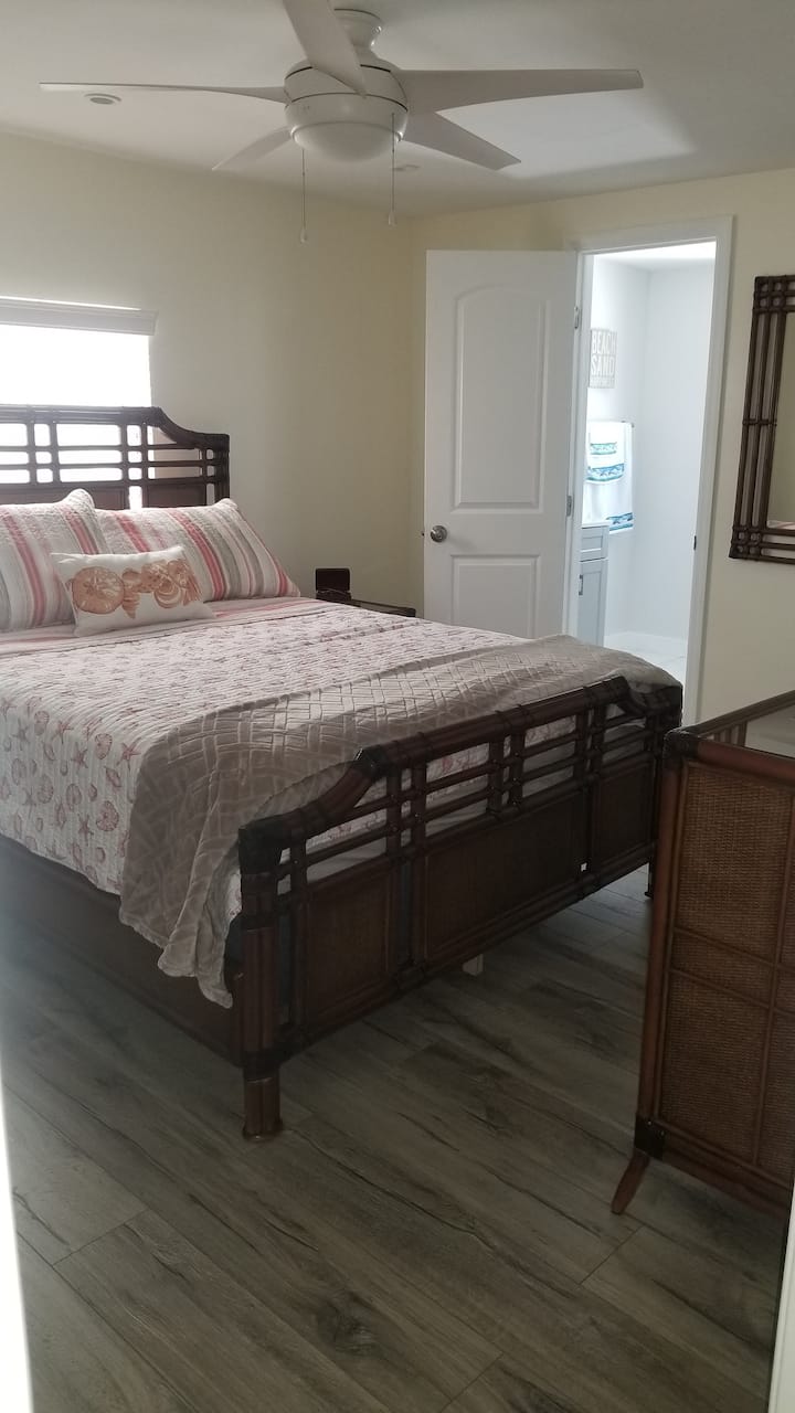 Hlavná spálňa s manželskou posteľou, HDTV, dvojitou skriňou a vlastnou kúpeľňou, stropným ventilátorom